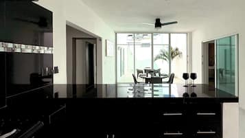 Jääkaappi, mikroaaltouuni, liesi, kahvin-/teenkeitin