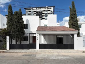 Exterior - Stylish Room in Prime Merida Location with Pool (Mérida)