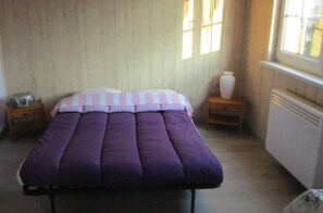 1 bedroom, iron/ironing board, Internet - Gîte les Acacias 2 to 4 persons terrace, garden, on the edge of the forest (Wingen-sur-Moder)