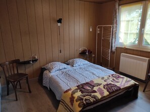 1 bedroom, iron/ironing board, Internet - Gîte les Acacias 2 to 4 persons terrace, garden, on the edge of the forest (Wingen-sur-Moder)
