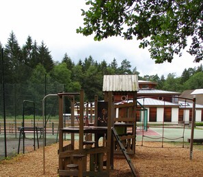 Children’s area - Gîte les Acacias 2 to 4 persons terrace, garden, on the edge of the forest (Wingen-sur-Moder)