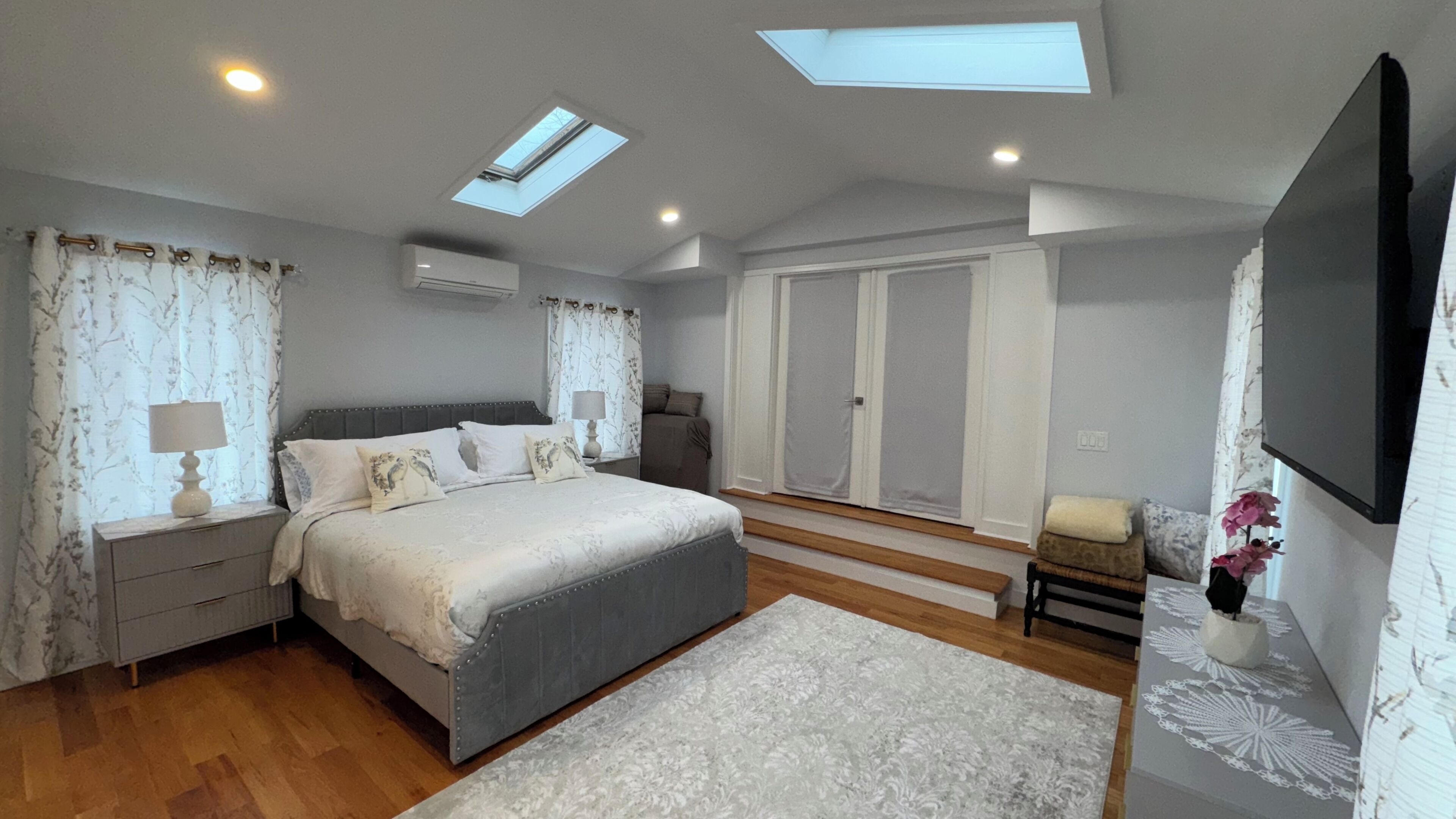 5 bedrooms, iron/ironing board, WiFi, bed sheets
