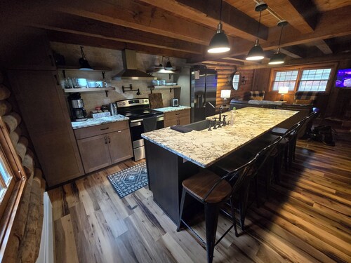 Log Cabin in beautiful Lake Harmony w/Game room, hot tub, fire pit