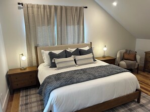 4 chambres, bureau, fer et planche à repasser, lit parapluie