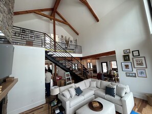 Een smart-tv, een open haard, boeken en een stereo