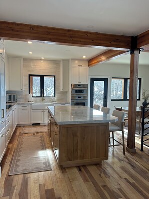 Frigorífic, microones, forn i placa de cuina 