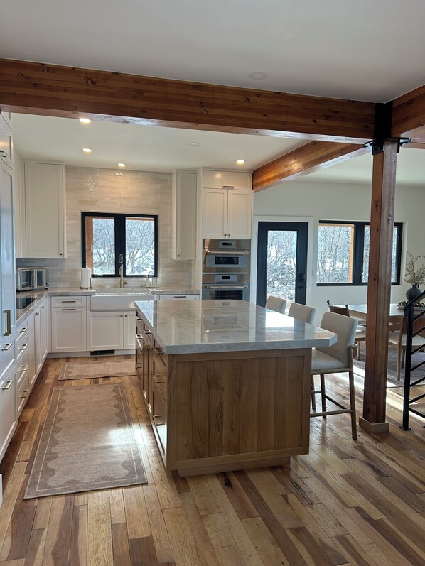 Een koelkast, een magnetron, een oven, een kookplaat