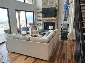 Televisor intel·ligent, llar de foc, llibres i estèreo 