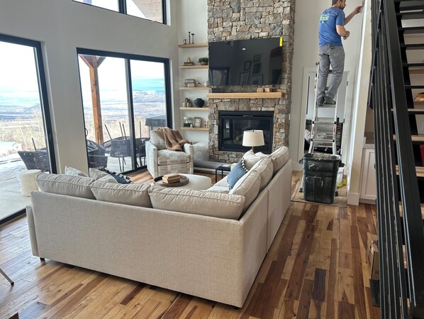 TV, fireplace - The Retreat at Powderhorn-Your Elevated Escape Begins Here (Mesa)