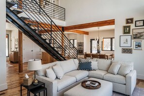 TV connectée, cheminée, livres, chaîne hi-fi