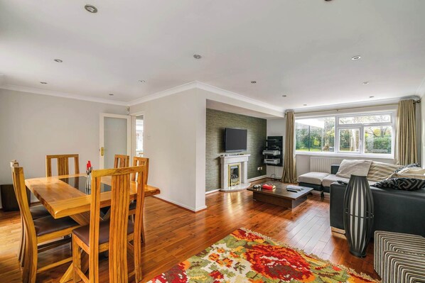 TV - Spacious 2 Bed Home with Parking Near City Centre (West Midlands)