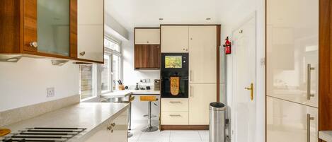 Fridge, oven, stovetop, dishwasher