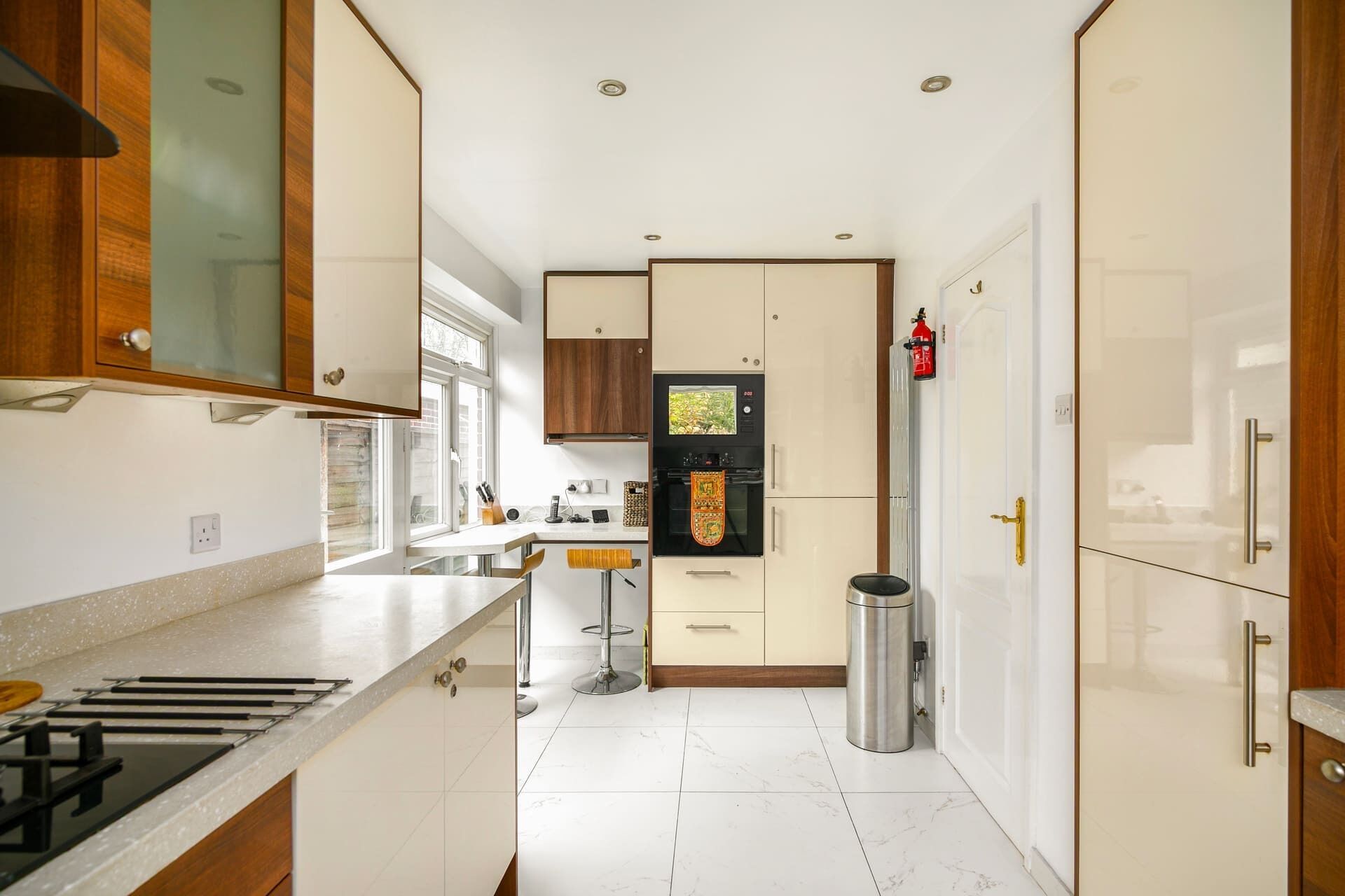 Kjøleskap, ovn, kokeplater og oppvaskmaskin