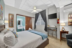 Desk, iron/ironing board, WiFi - Updated Condado King Studio in Prime Location (San Juan)