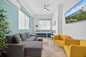 Smart TV - Renovated Retreat by Condado Lagoon and Nightlife (San Juan)