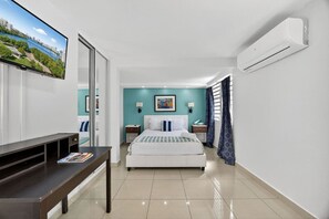 2 bedrooms, desk, iron/ironing board, WiFi - Spacious Updated Condado Apt Near the Beach (San Juan)