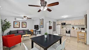 A modern apartment with a dining area, kitchen, living room, and a ceiling fan. - Spacious Updated Condado Apt Near the Beach (San Juan)