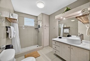 Shower, hair dryer - Spacious Updated Condado Apt Near the Beach (San Juan)