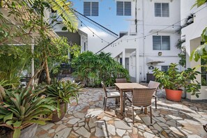 Outdoor dining - Condado Queen Studio, Near Beach & Dining (San Juan)