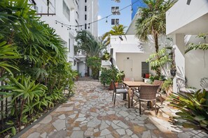 Outdoor dining - Condado Queen Studio, Near Beach & Dining (San Juan)