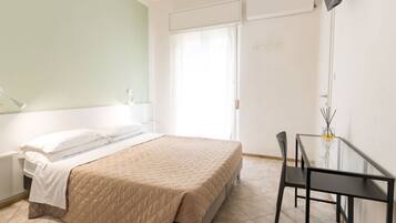 Habitación Deluxe con 1 cama matrimonial o 2 individuales, balcón | Caja de seguridad en la habitación, escritorio y wifi gratis