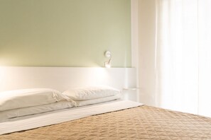 Dobbelt- eller tomannsrom – standard, balkong | Safe på rommet, skrivebord og wi-fi (inkludert)