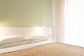 Chambre Deluxe Double ou avec lits jumeaux, balcon | Coffres-forts dans les chambres, bureau, Wi-Fi gratuit