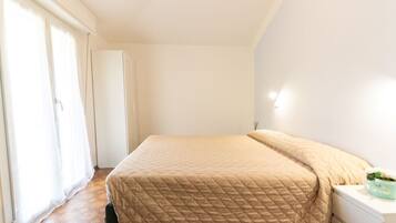 In-room safe, desk, free WiFi