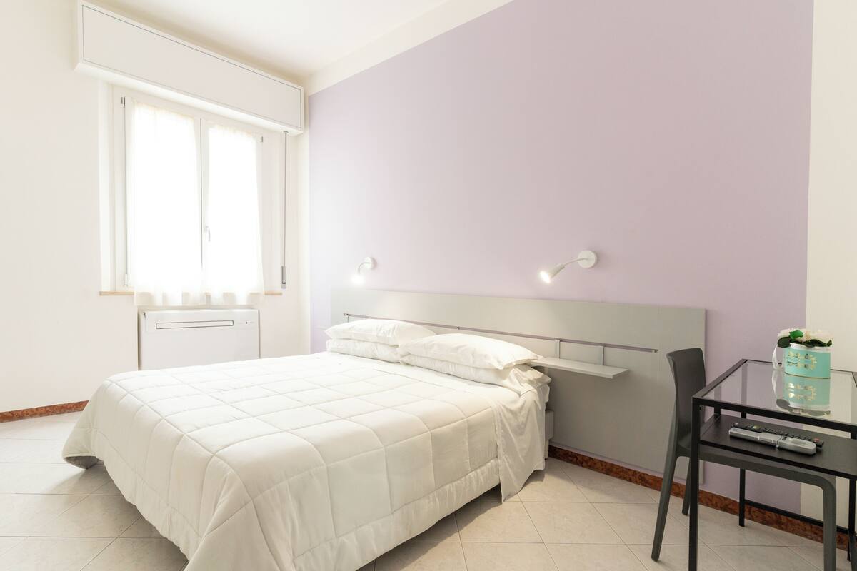 Economy kamer, 1 twee- of 2 eenpersoonsbedden, uitzicht op de binnenplaats | Een kluis op de kamer, een bureau, gratis wifi, beddengoed