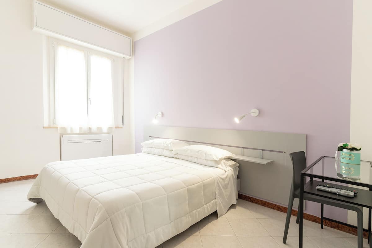 Habitación económica con 1 cama matrimonial o 2 individuales, vista al patio | Caja de seguridad en la habitación, escritorio y wifi gratis