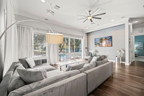 Televisio, videopelejä, stereot, työhuone