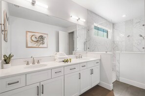 Shower, hair dryer, towels - New! Reunion Resort-Custom Bunks- Private Theater! (Kissimmee)