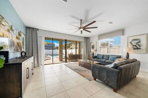 Televisio, videopelejä, työhuone