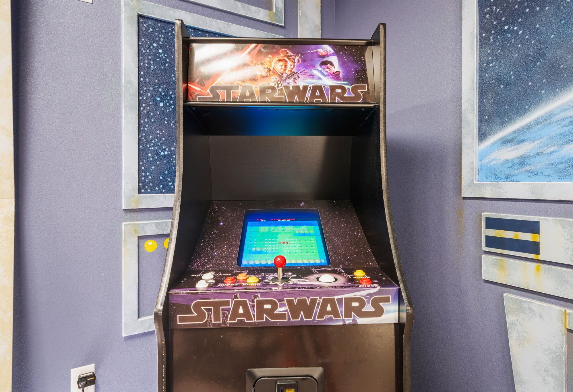 Máquina de jogos de fliperama temática de Star Wars, com tela, joystick e botões.