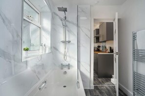Shower, hair dryer, shampoo - Home for 5 | Free Parking | All Amenities (Redcar and Cleveland)