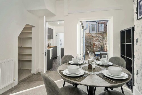 Home for 5 | Free Parking | All Amenities