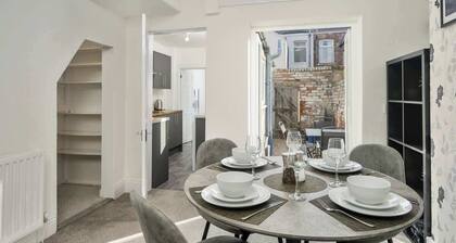 Home for 5 | Free Parking | All Amenities