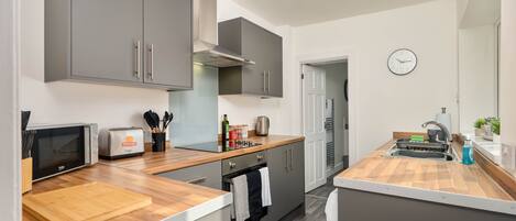 冷蔵庫、電子レンジ、オーブン、コンロ