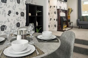 Dining - Home for 5 | Free Parking | All Amenities (Redcar and Cleveland)
