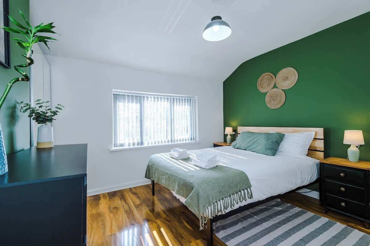3 bedrooms, iron/ironing board, travel crib, WiFi (free)