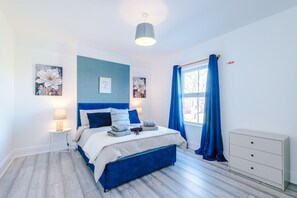 مكواة/لوح كي وخدمة الإنترنت وملاءات أسرّة