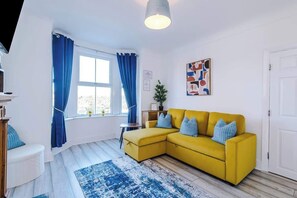 TV, offices - 3-BR Home with Games Room near Chester Racecourse (Chester)
