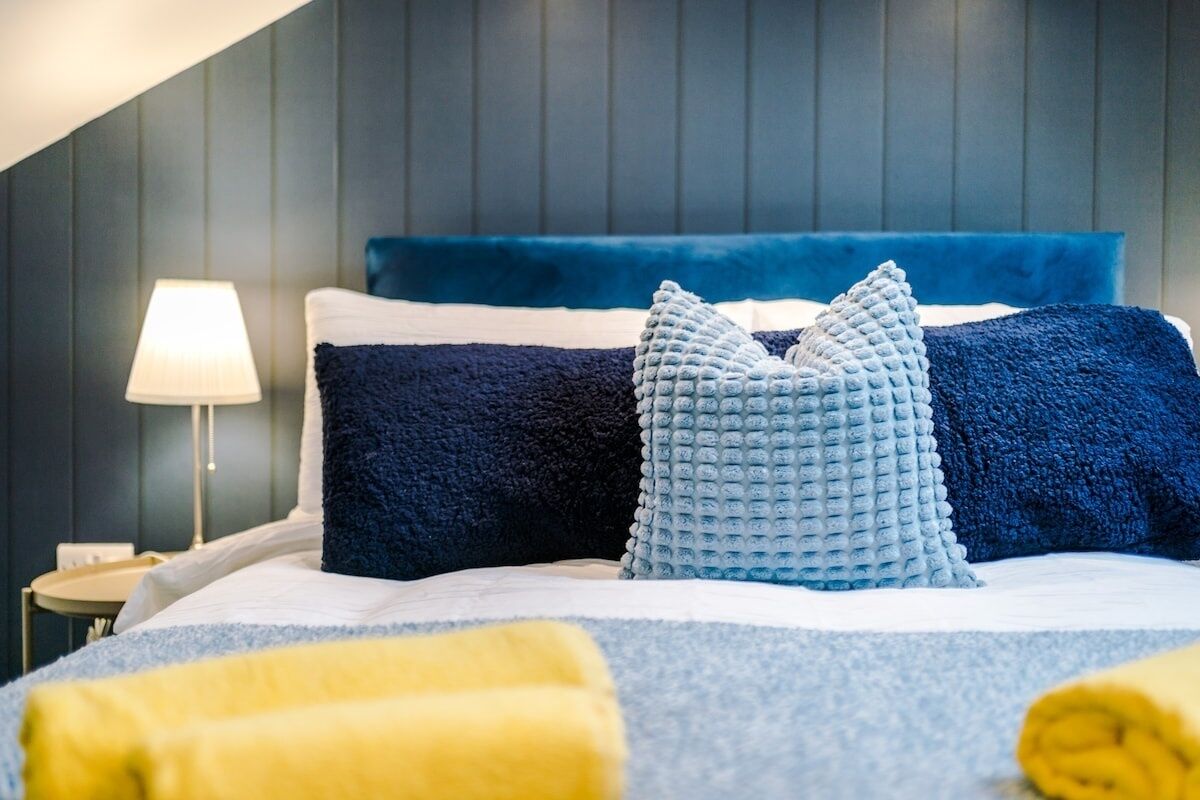 Iron/ironing board, free WiFi, bed sheets