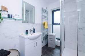 Shower, hair dryer, shampoo - Beautiful 3Bed Home In Altrincham | Free Parking (Altrincham)
