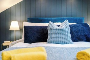 Iron/ironing board, travel cot, free WiFi, bed sheets - Beautiful 3Bed Home In Altrincham | Free Parking (Altrincham)