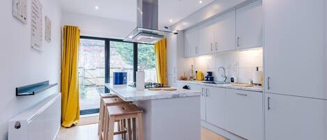 Refrigerador, microondas, horno y parrilla de estufa