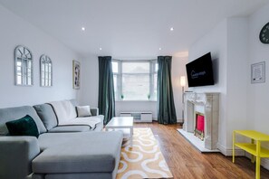 TV - Driveway | Stunning 3Bedroom In Withington (Manchester)