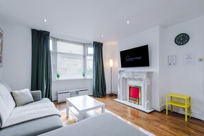 TV - Driveway | Stunning 3Bedroom In Withington (Manchester)