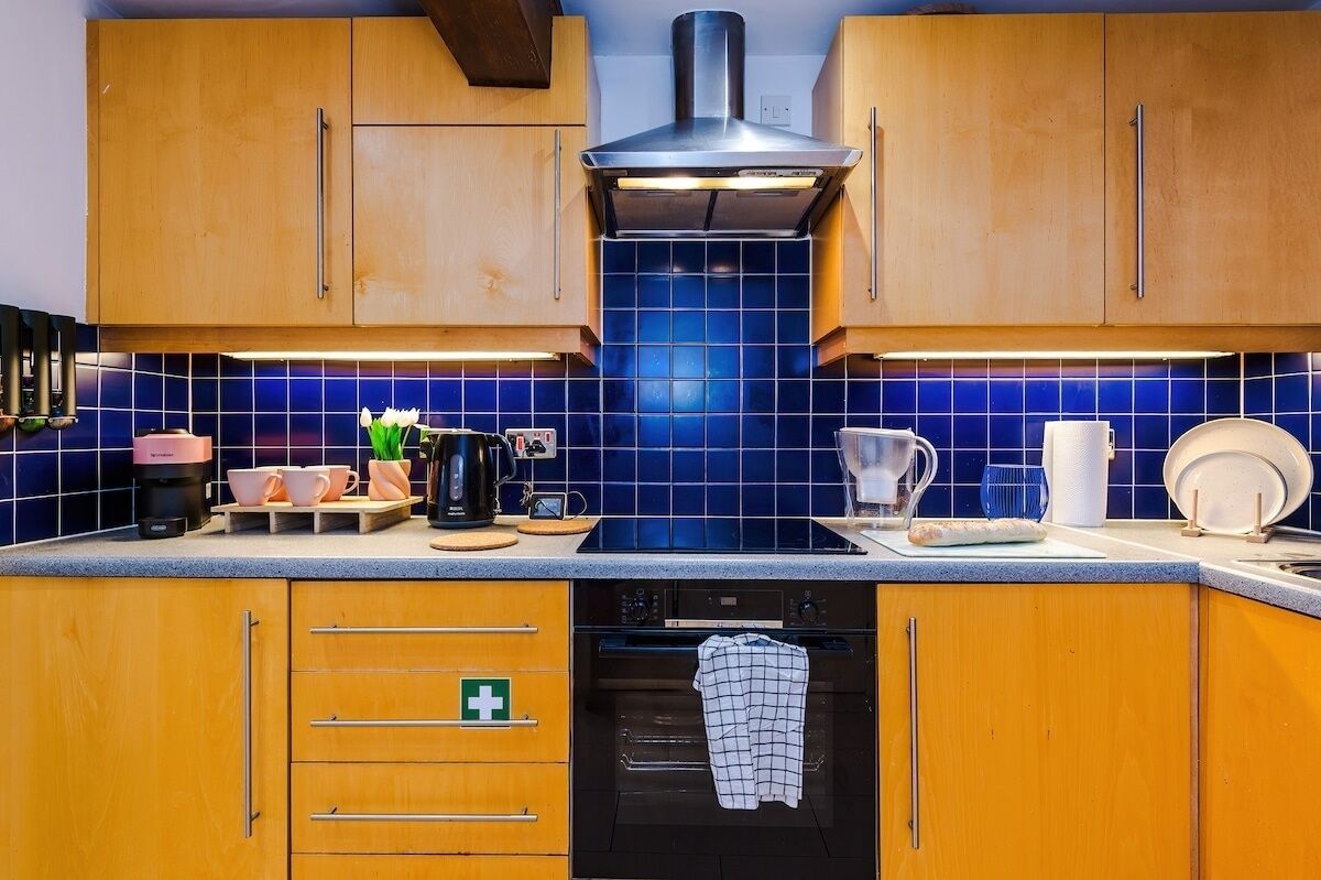 冷蔵庫、電子レンジ、オーブン、コンロ