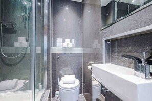Shower, hair dryer, shampoo - Central MCR 2BR/2BA • Workspace • Full Kitchen (Manchester)